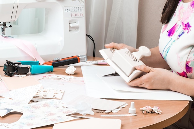 写真 スクラップブッキング用の道具女性は道具を使って紙を切る