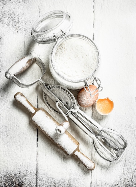 Photo tools and ingredients for dough.