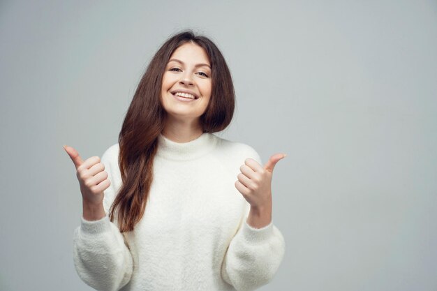 Toont het gebaar een klasse super coole jonge vrouw met een blank uiterlijk Kleding