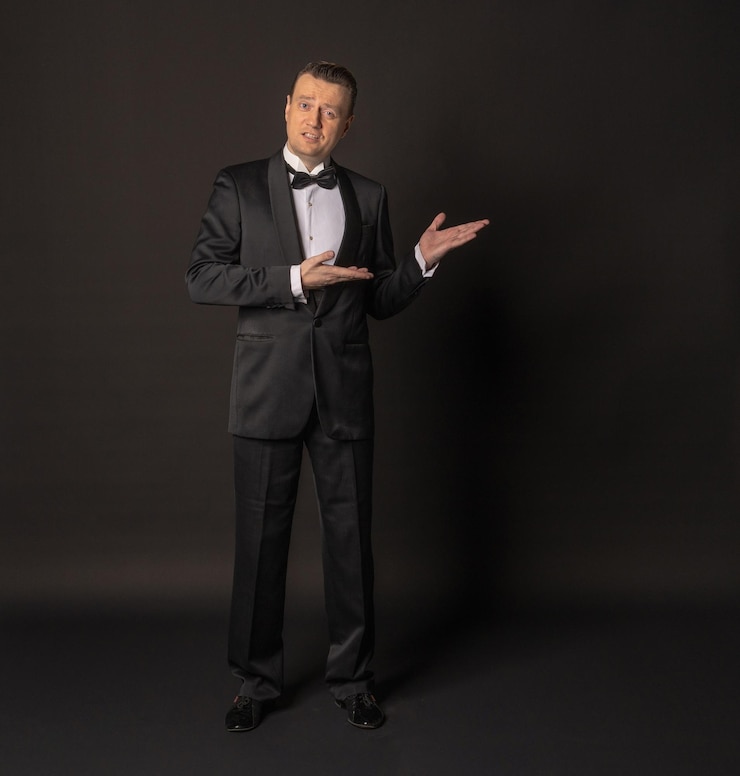 Foto toont mannelijk model man macho zakenman vlinderdas elegante smoking pak zakelijke heer