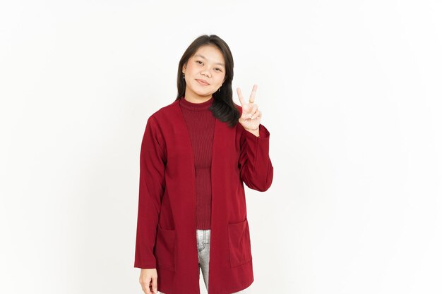 Toont Vredesteken Van Mooie Aziatische Vrouw Die Rood Shirt Draagt Geïsoleerd Op Een Witte Achtergrond