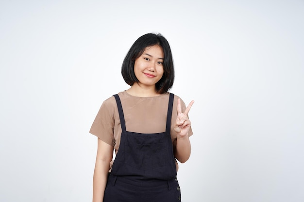Toont vredesteken van mooie Aziatische vrouw geïsoleerd op een witte achtergrond