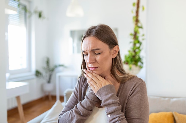 치통과 치과 끔찍한 강한 치아 통증으로 고통받는 젊은 여성