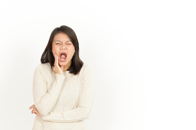 Mal di denti di bella donna asiatica isolata su fondo bianco