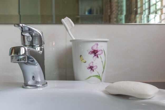 Foto spazzolino da denti pasta da denti sapone bagno lavandino mattutino