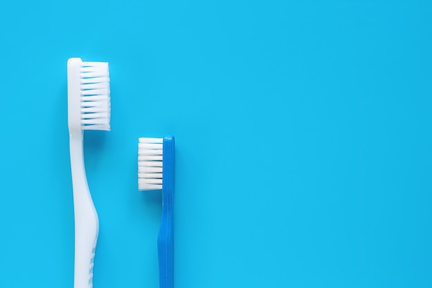Foto spazzolino da denti utilizzato per la pulizia dei denti su sfondo blu