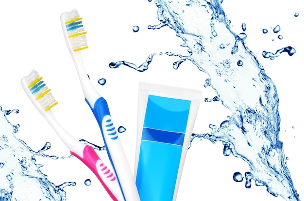 Зубные щетки и тюбики с зубной пастой, другие брызги воды. Концепция ухода за зубами.