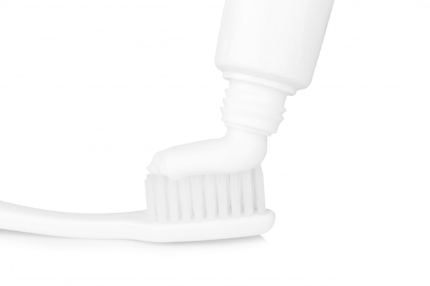 白で隔離される歯磨き粉の歯ブラシ