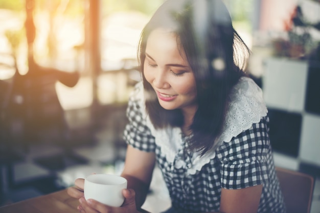 Connessione a trentadue denti gioia del computer giovani