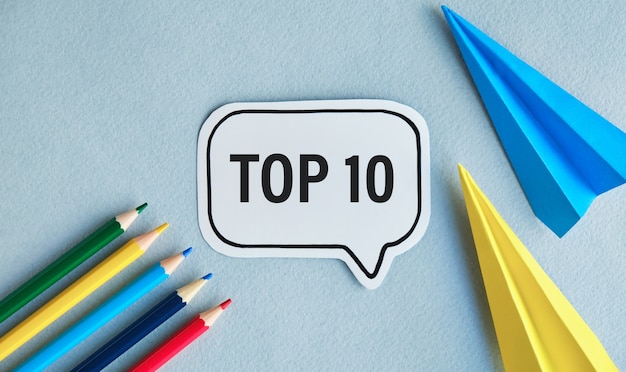 Top 10 geschreven op vel papier op houten achtergrond