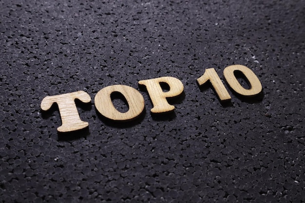 Top 10 lijst van zakelijke motiverende inspirerende citaten woorden typografie top view houten letters