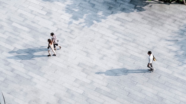 Vista aerea dall'alto le persone di famiglia e amici sociali camminano attraverso pedoni in un paesaggio di spazio aperto.