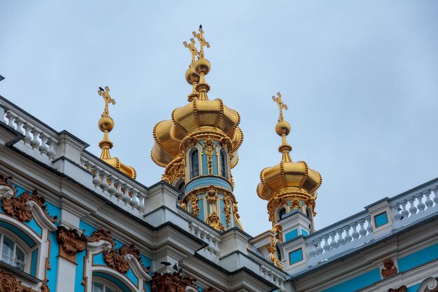 Photo the top of a building with gold crosses on top.