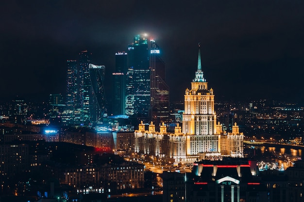 Top cityscape вид на ночной москва-сити и отель украина с нового арбата, россия