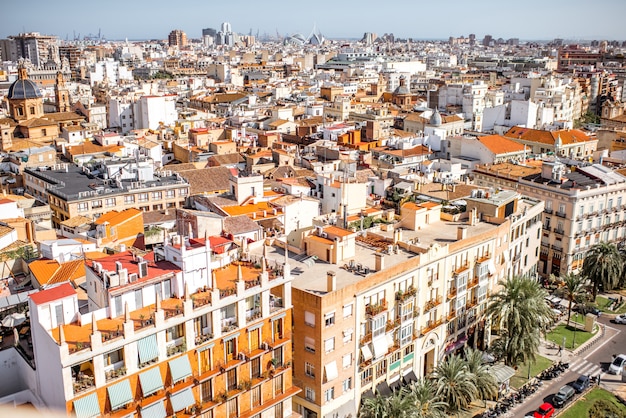 Photo top cityscape view on the old town and city of arts and sciences complex on the horizon in valencia during the sunny day in spain