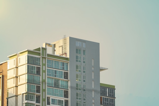 Parte superiore del condominio o torre sullo sfondo del cielo