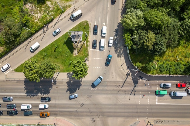 移動中の車の交通量のあるにぎやかな通りの交差点の空中写真を上から見下ろします。