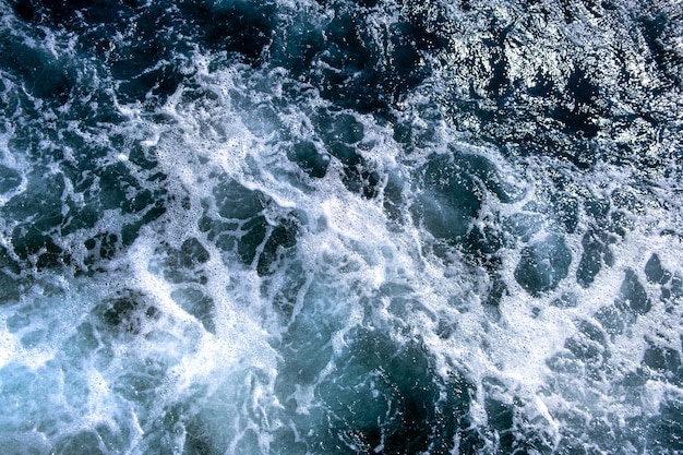 海水面の空撮。自然な背景として白い泡波テクスチャ。