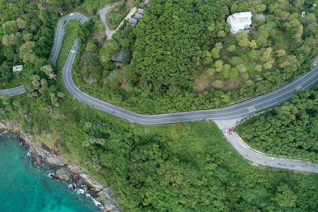 Abbassa il paesaggio dalla telecamera drone del mare tropicale con l'immagine della strada del lungomare