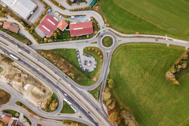 Top-down luchtfoto van snelweg interstate road met bewegende verkeersauto's in landelijk gebied.