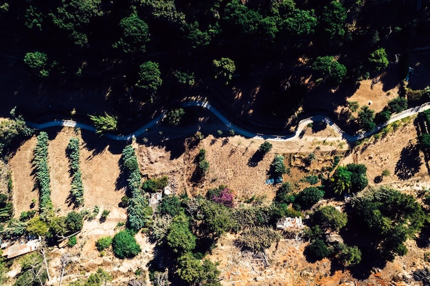 Top-down luchtfoto van wandelpad bij Ribeira das Vinhas in Cascais Portugal