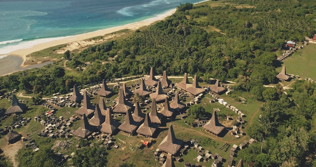 Top-down van traditioneel dorp aan zee met toeristisch monument