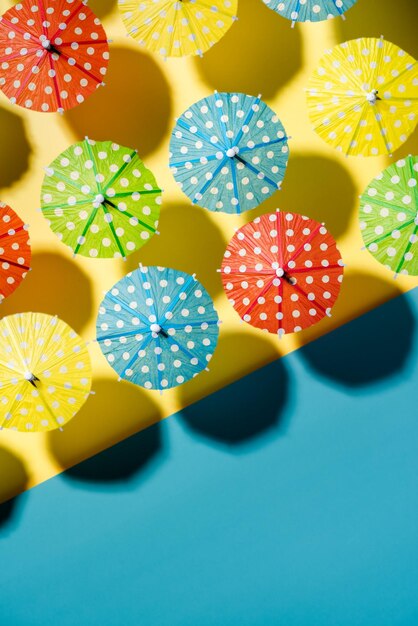 Photo top down view on beach umbrella colorful creative summer holiday vacation background