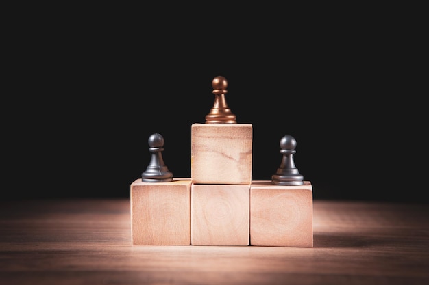 Photo top of golden chess pawn pieces or leader businessman