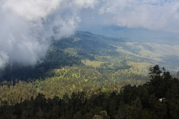 インドネシアのイジェン火山の頂上