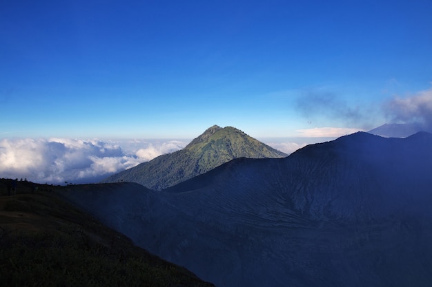 インドネシアのイジェン火山の頂上