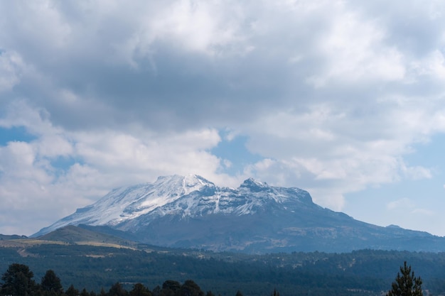 눈으로 덮인 Iztaccihuatl 화산의 꼭대기