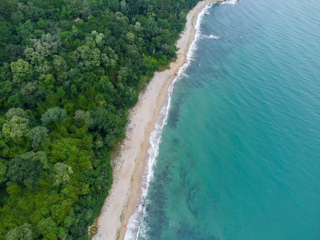 Top luchtfoto van het prachtige wilde strand in Bulgarije