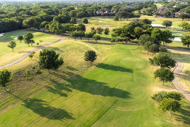 Foto top luchtfoto van prachtig park prachtige groene golfbaan drone fotografie van zomerpark