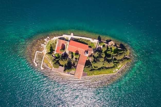 Top luchtfoto van saint george island in de buurt van perast in montenegro