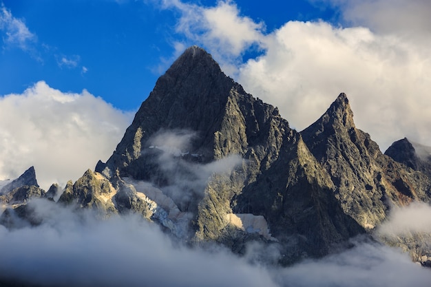 Вершина горы с ледником, в облаках