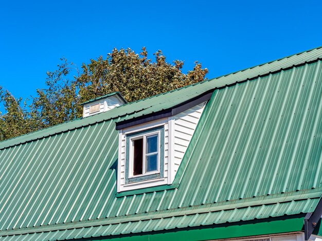 Photo top roof of old farm barn on blue sky background