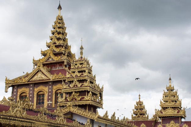 Верхняя крыша пагоды Шведагон в сердце Янгона, Мьянма