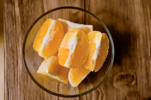 Top shot van gesneden sinaasappelfruit op houten tafel