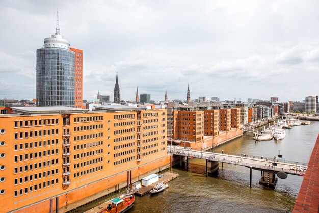 Top stadsgezicht uitzicht op de Hafencity met oude rode bakstenen pakhuizen in de stad Hamburg, Duitsland