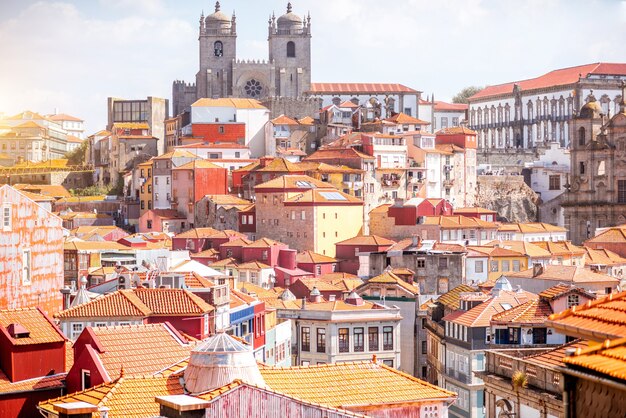 Top stadsgezicht uitzicht op de oude binnenstad van porto stad tijdens de zonnige dag in portugal