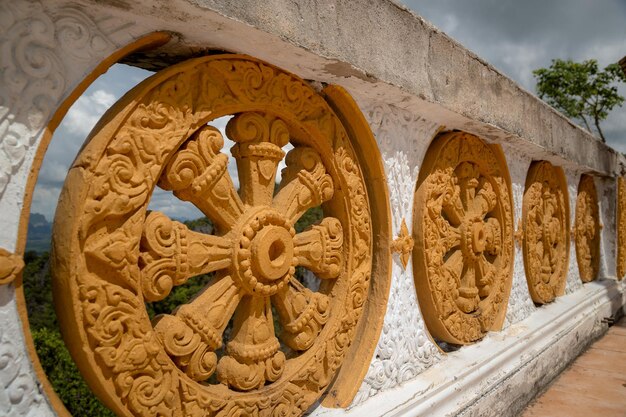 タイガーケーブ寺院の頂上ワットタムスアクラビ地方タイ山の頂上には、人気のある観光名所である大きな黄金の仏像があります。