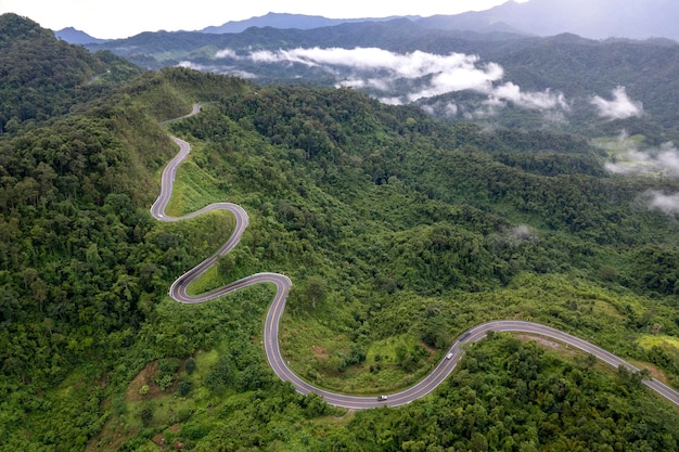 Top uitzicht landschap van ochtendmist met berglaag ten noorden van de bergrug van Thailand en wolken in het landelijke jungle bush bos
