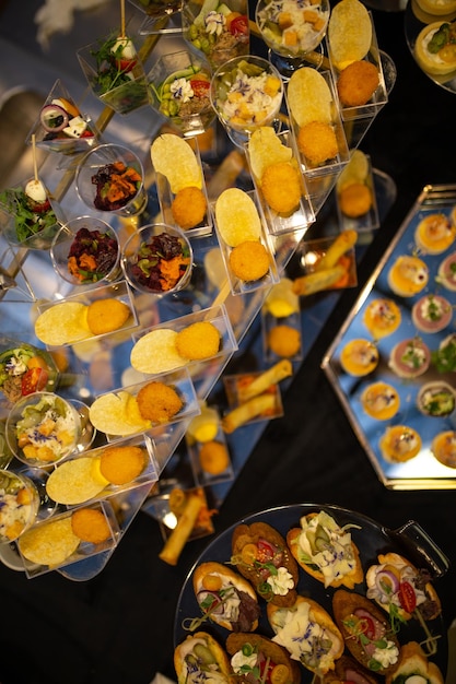 top uitzicht van snacks op een buffet tafel in een elite hotel