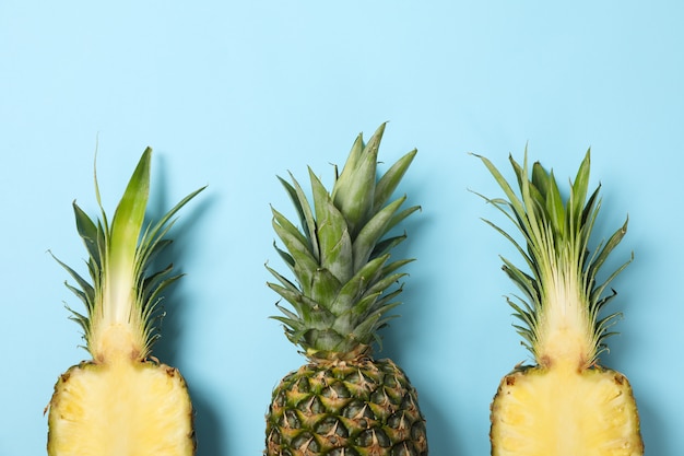 Top van ananas op blauwe achtergrond, bovenaanzicht. Sappig fruit