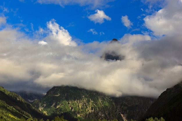 Top van de berg in de wolken. Uitzicht op de Kaukasus, Rusland