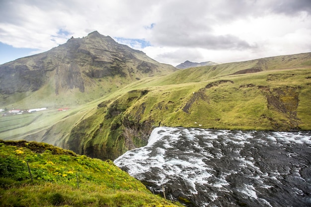 Top van de Skogafoss-waterval in de gouden cirkel van ten zuiden van IJsland