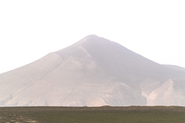 Top van een hoge berg in de mist