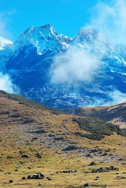 Top van hoge bergen, vallende sneeuw. Kangchenjunga, India.