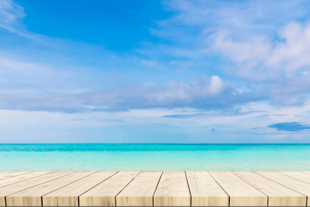 Top van houten balkontafel met zeegezicht en palmbladeren zee en lucht op het strand