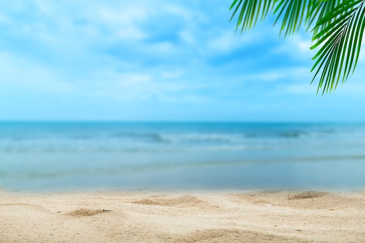 Foto top van houten tafel met wazig zee en palmboom achtergrond